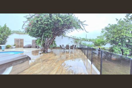 Casa à venda com 1000m², 5 quartos e 3 vagas Casa à venda com 1000m², 5 quartos e 3 vagasDeck