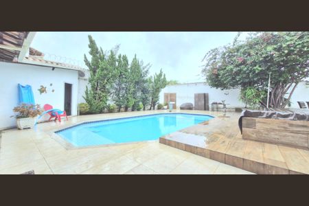 Casa à venda com 1000m², 5 quartos e 3 vagas Casa à venda com 1000m², 5 quartos e 3 vagasPiscina