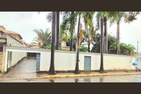 Casa à venda com 1000m², 5 quartos e 3 vagas Casa à venda com 1000m², 5 quartos e 3 vagasFachada