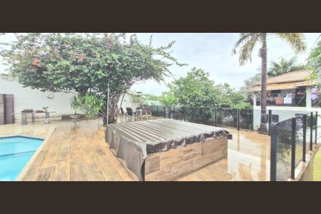 Casa à venda com 1000m², 5 quartos e 3 vagas Casa à venda com 1000m², 5 quartos e 3 vagasDeck com banheira