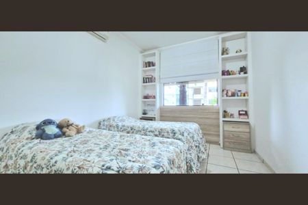 Casa à venda com 1000m², 5 quartos e 3 vagas Casa à venda com 1000m², 5 quartos e 3 vagasQuarto 3