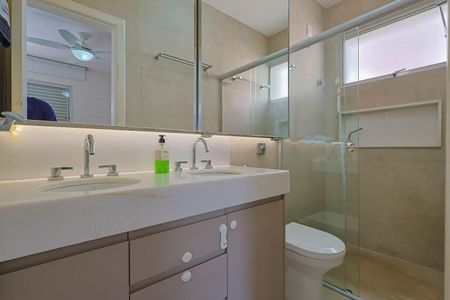 Apartamento à venda com 207m², 3 quartos e 2 vagas Apartamento à venda com 207m², 3 quartos e 2 vagasBanheiro da Suíte