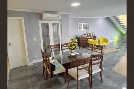 Casa de condomínio à venda com 243m², 3 quartos e 2 vagas