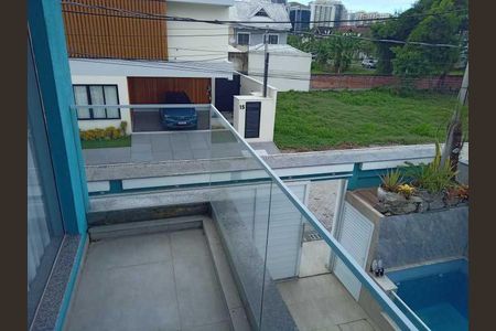 Casa de condomínio à venda com 243m², 3 quartos e 2 vagas