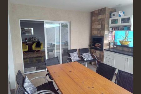 Casa de condomínio à venda com 243m², 3 quartos e 2 vagas