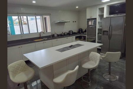 Casa de condomínio à venda com 243m², 3 quartos e 2 vagas