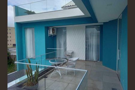 Casa de condomínio à venda com 243m², 3 quartos e 2 vagas