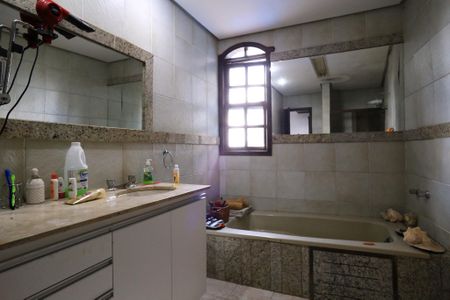 Casa à venda com 360m², 4 quartos e 2 vagasBanheiro Suíte 1