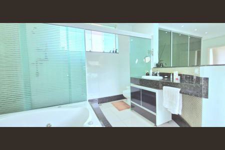 Casa de condomínio para alugar com 1040m², 4 quartos e 5 vagasBanheiro da Suíte