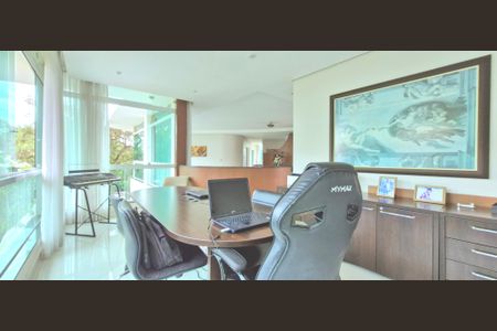 Casa de condomínio para alugar com 1040m², 4 quartos e 5 vagasEscritório