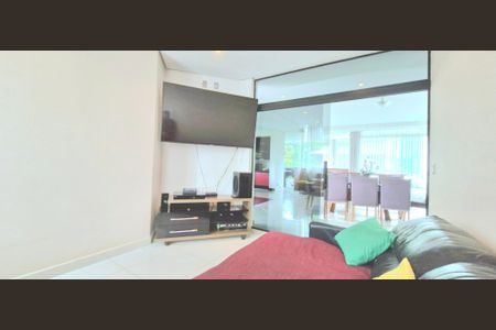 Casa de condomínio para alugar com 1040m², 4 quartos e 5 vagasSala de TV