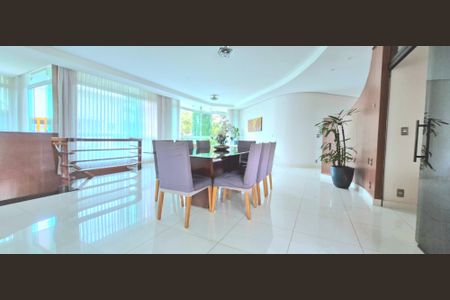 Casa de condomínio para alugar com 1040m², 4 quartos e 5 vagasSala