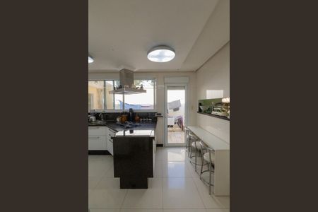 Casa à venda com 900m², 8 quartos e 6 vagas Casa à venda com 900m², 8 quartos e 6 vagasCozinha