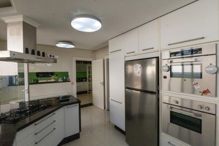Casa à venda com 900m², 8 quartos e 6 vagas Casa à venda com 900m², 8 quartos e 6 vagasCozinha