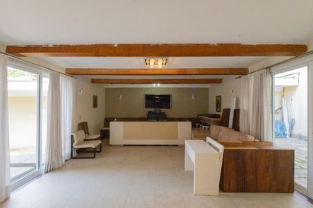 Casa à venda com 900m², 8 quartos e 6 vagas Casa à venda com 900m², 8 quartos e 6 vagasÁrea comum