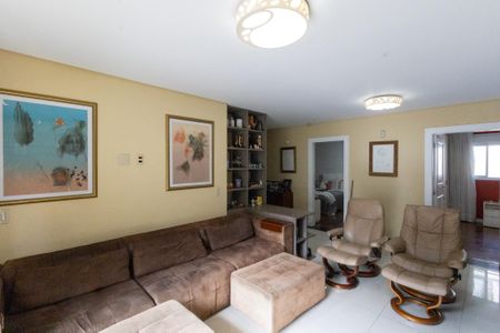 Casa à venda com 900m², 8 quartos e 6 vagas Casa à venda com 900m², 8 quartos e 6 vagasSala de tv