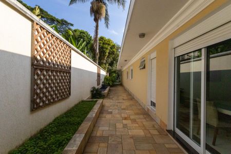 Casa à venda com 900m², 8 quartos e 6 vagas Casa à venda com 900m², 8 quartos e 6 vagasCorredor lateral