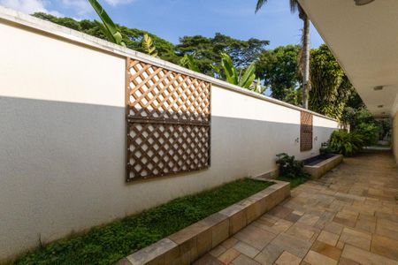 Casa à venda com 900m², 8 quartos e 6 vagas Casa à venda com 900m², 8 quartos e 6 vagasCorredor lateral