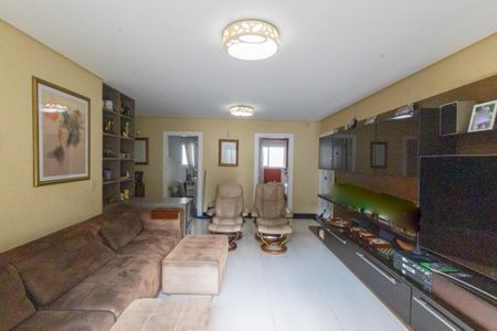 Casa à venda com 900m², 8 quartos e 6 vagas Casa à venda com 900m², 8 quartos e 6 vagasSala de tv