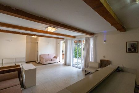 Casa à venda com 900m², 8 quartos e 6 vagas Casa à venda com 900m², 8 quartos e 6 vagasÁrea comum