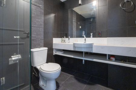 Casa à venda com 900m², 8 quartos e 6 vagas Casa à venda com 900m², 8 quartos e 6 vagasBanheiro de Serviço 1