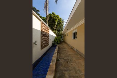 Casa à venda com 900m², 8 quartos e 6 vagas Casa à venda com 900m², 8 quartos e 6 vagasCorredor lateral