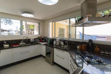 Casa à venda com 900m², 8 quartos e 6 vagas Casa à venda com 900m², 8 quartos e 6 vagasCozinha