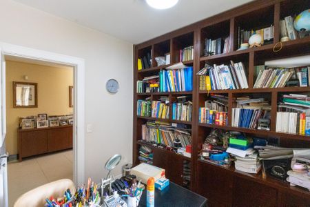 Casa à venda com 900m², 8 quartos e 6 vagas Casa à venda com 900m², 8 quartos e 6 vagasQuarto