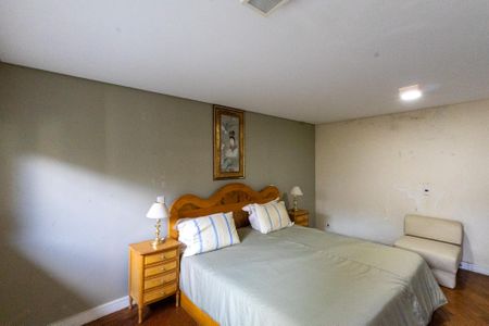 Casa à venda com 900m², 8 quartos e 6 vagas Casa à venda com 900m², 8 quartos e 6 vagasQuarto de Serviço 1