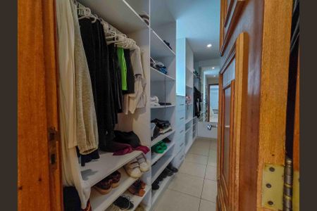 Apartamento à venda com 326m², 4 quartos e 3 vagasSuíte 3 Closet