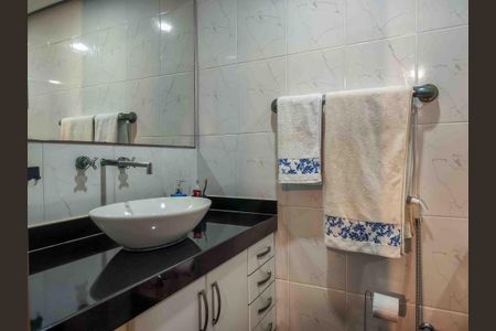 Apartamento à venda com 326m², 4 quartos e 3 vagasBanheiro da Suíte 2