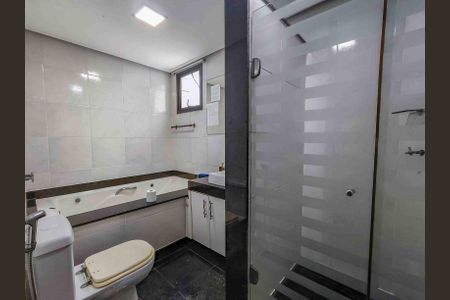 Apartamento à venda com 326m², 4 quartos e 3 vagasBanheiro da Suíte 1