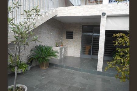 Casa à venda com 221m², 2 quartos e 2 vagas