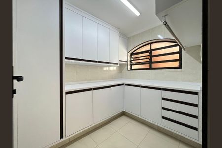 Casa à venda com 332m², 3 quartos e 4 vagas