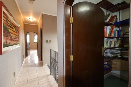 Casa à venda com 255m², 5 quartos e 2 vagasCorredor piso superior