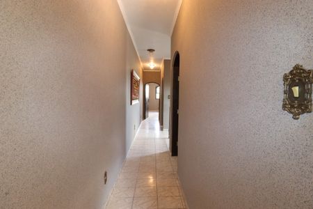 Casa à venda com 255m², 5 quartos e 2 vagasCorredor piso superior