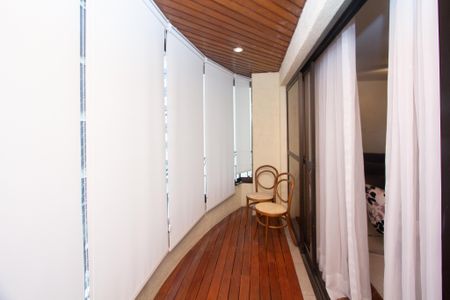 Apartamento à venda com 142m², 4 quartos e 3 vagas Apartamento à venda com 142m², 4 quartos e 3 vagasVaranda