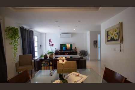 Casa de condomínio à venda com 300m², 4 quartos e 2 vagasSala