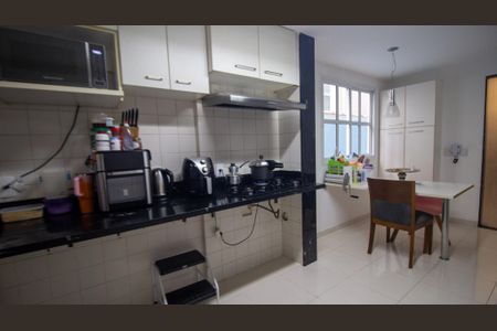 Casa de condomínio à venda com 300m², 4 quartos e 2 vagasCozinha