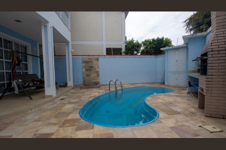 Casa de condomínio à venda com 300m², 4 quartos e 2 vagasQuintal