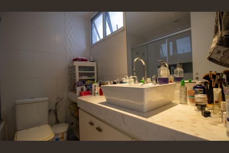 Casa de condomínio à venda com 300m², 4 quartos e 2 vagasBanheiro da Suíte 2