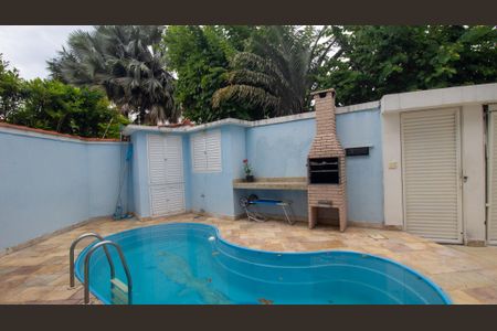 Casa de condomínio à venda com 300m², 4 quartos e 2 vagasQuintal