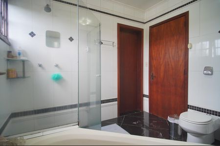 Casa à venda com 350m², 2 quartos e 5 vagasBanheiro da Suíte