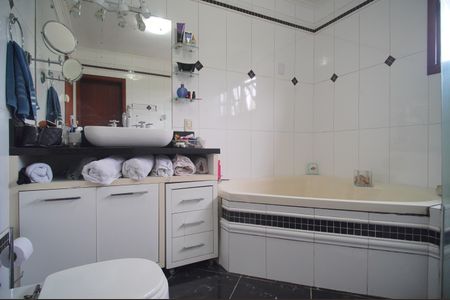 Casa à venda com 350m², 2 quartos e 5 vagasBanheiro da Suíte