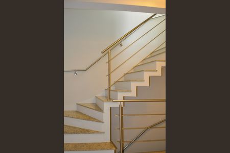 Casa de condomínio à venda com 265m², 3 quartos e 2 vagas Casa de condomínio à venda com 265m², 3 quartos e 2 vagasEscada