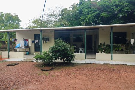 Casa à venda com 100m², 2 quartos e 2 vagas Casa à venda com 100m², 2 quartos e 2 vagasFachada