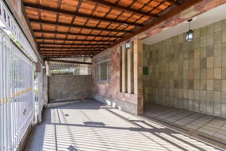 Casa à venda com 200m², 4 quartos e 2 vagasVaranda da frente e garagem