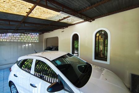 Casa à venda com 350m², 4 quartos e 2 vagas Casa à venda com 350m², 4 quartos e 2 vagasQuintal - Garagem