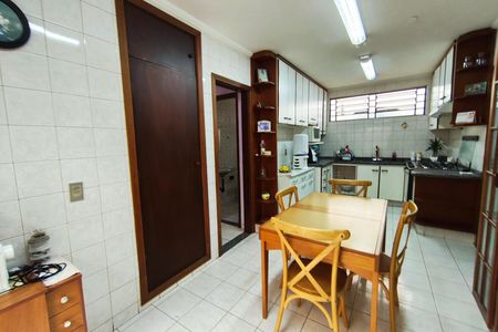 Casa à venda com 350m², 4 quartos e 2 vagas Casa à venda com 350m², 4 quartos e 2 vagasCopa
