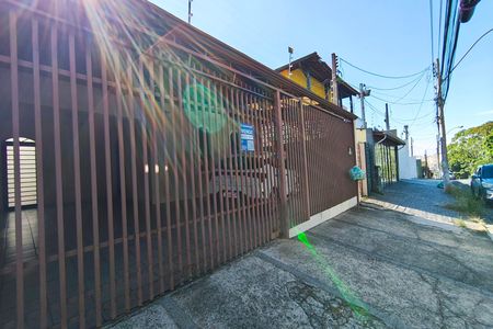 Casa à venda com 350m², 4 quartos e 2 vagas Casa à venda com 350m², 4 quartos e 2 vagasFachada